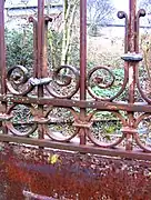 Colliers décoratifs en plomb moulé sur un portail (Laruns, France) XXe siècle.
