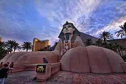 Le sphinx et la pyramide du Luxor.