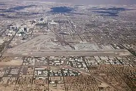 Vue aérienne de l'aéroport en 2012.