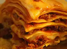 Vue de près sur des lasagnes avec pâte et viande hachée.