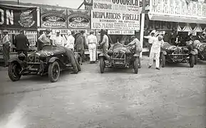 À gauche, l'Alfa Romeo no 26 de Zehender, Rigal et Canavesi, qui remporte le GP Guipúzcoa 1929;