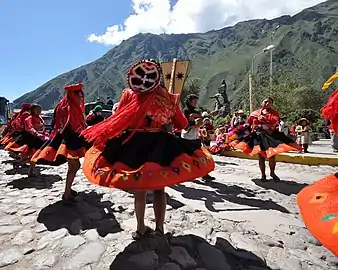 Procession du Jour des Rois Mages (célébration de l’Épiphanie à Ollantaytambo, photo Jorge Láscar). Pour accompagner les danseuses, on distingue une mandoline péruvienne ainsi qu'une harpe andine portée sur l'épaule et jouée en marchant.