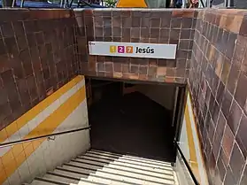 Entrée de la station :Jesús (es) en 2016.