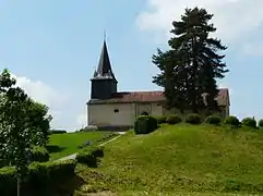 L'église Sainte-Marguerite sur la motte castrale.