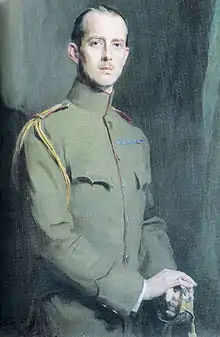 tableau : portrait d'un homme à fine moustache en uniforme kaki appuyé sur un sabre