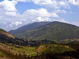 Vue du pic Tetnouldi (en arrière-plan) s'élevant au-dessus de village Latali.