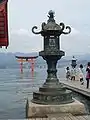 Lanterne en bronze au Itsukushima-jinja.