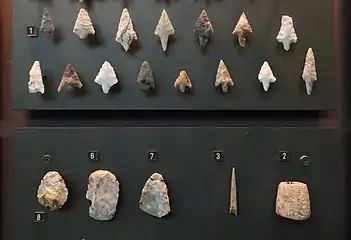 Outils du Néolithique récent, échelle : H. d'un numéro : 1 cm. Tumulus du Montabout, Pamproux (Deux-Sèvres).