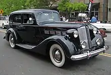 Photographie d'une voiture noire dans une rue.