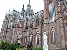 La façade latérale sud-est de la cathédrale. À l'arrière-plan, la croisée du transept est dominée par la tour-lanterne.