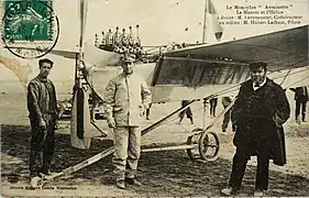 Hubert Latham et Léon Levavasseur devant un Antoinette IV en 1909