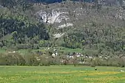 Vue générale du chef-lieu de Lathuile, depuis la plaine de Doussard.