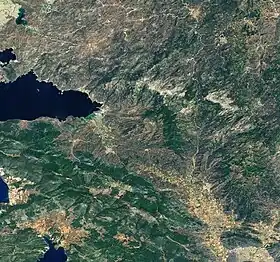Vue satellite des Beşparmak Dağı (au centre) avec l'extrémité orientale du lac Bafa.