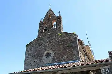 Le clocher-mur et ses trois baies avec leur cloche.