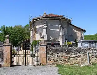 La chapelle entourée du cimetière.