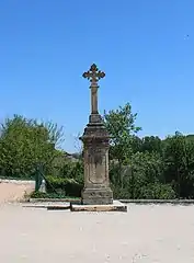 Le calvaire près de l'église.