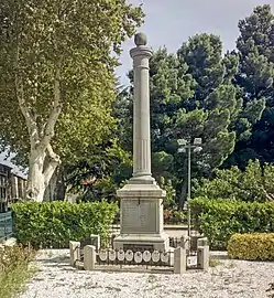 Le monument aux morts place Roger Pech.