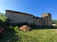 Vue sud-est : maison forte XIIIe siècle et tour-porche.