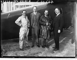 Laulhé (pilote), Hubert (Directeur technique), Tarascon (pilote) et Bernard (PDG), devant le Bernard-Hubert 18T "Oiseau Tango"