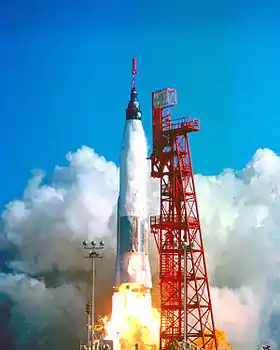 Un lanceur Mercury-Atlas décolle de l'aire 14 avec John Glenn pour le premier vol orbital habité américain (1962).