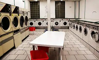Une laverie libre-service à Paris.
