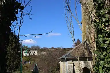 L'église actuelle et les ruines de l'ancienne église en arrière plan.