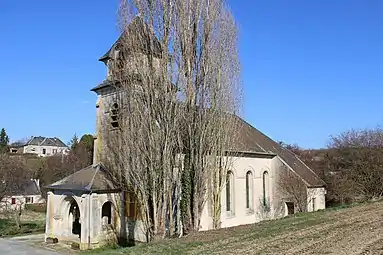 L'église actuelle et la mairie en arrière plan.