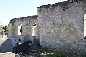 Les ruines de l'église près du cimetière dans le village perché en 2022.