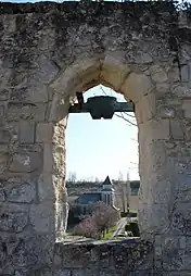 Vue de la nouvelle église depuis une baie des ruines de l'ancienne église.