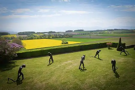 Les 6 chats géants de Laura Ford sur la terrasse du château.