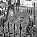 Tombe de Laure Gaigneron de Marolles au cimetière Toutes-Aides de Nantes, XIXe. L'épitaphe dit : « Elle fut aimée de tous ceux qui la connurent ».