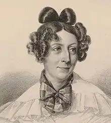 Lithographie : portrait de femme, vêtement blanc à petits volants, gros nœud autour du cou, cheveux longs mais plaqués sur le dessus, boucles sophistiquées sur les côtés et l'arrière de la tête