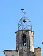 Le clocher de l'église surmonté de son curieux bulbe métallique.