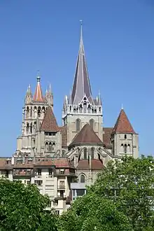Photo en couleurs d'une cathédrale vue depuis le chevet, grande tour à la croisée du transept.