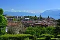 La vue depuis le crêt, en direction du sud-est : le sud de Lausanne, le Léman et les Alpes.