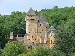 Le château de Laussel vu depuis le donjon.