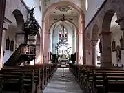 Vue intérieure de la nef vers le chœur.