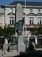 Monuments aux morts de la Grande Guerre« Monument aux morts de 1914-1918 à Laval », sur À nos grands hommes,« Monument aux morts de 14-18 à Laval », sur e-monumen