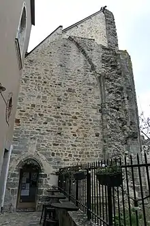 Ruine de la collégiale, vue depuis le site du palais de justice.