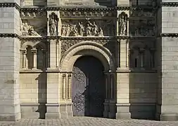 Détail du portail, avec les trois bas-reliefs au-dessus du porche.