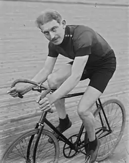 Cycliste sur son vélo sur la piste d'un vélodrome.