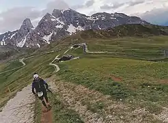 Petite descente vers le passo Giau (2 233 m), après 104,3 km de course sur l’édition 2021.