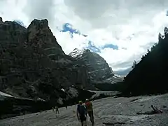 Traversée du torrent du Rio Travenanzes au niveau d’un palier vers 1 800 m d’altitude dans la longue montée du forcella col dei Bos.