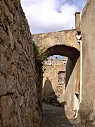 Ruelle donnant accès à la fontaine baroque.