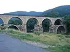 Ruines du vieux pont avec le pont du chemin de fer.