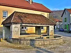 Lavoir-abreuvoir semi-circulaire.