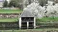 Aperçu du lavoir-séchoir, situé au cœur de l'enclos et daté du 17e siècle.