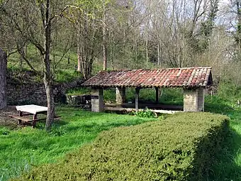 Lavoir rural et aire de pique-nique