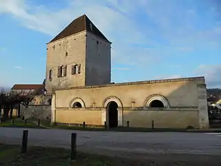 Lavoir et donjon.