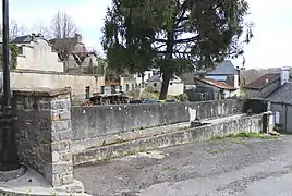 Photographie en couleurs, représentant le lavoir de la Place Era Plaça.